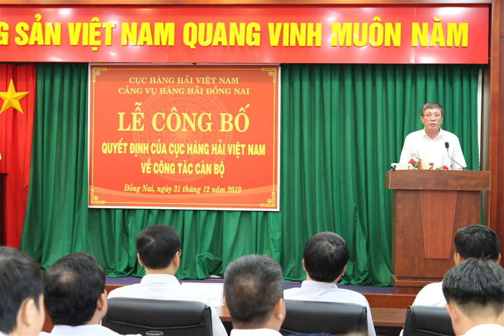 Đồng chí Đinh Văn Thắng, Ủy viên Ban Thường vụ Đảng ủy, Trưởng phòng TCCB, Cục Hàng hải Việt Nam đọc Quyết định Bổ nhiệm