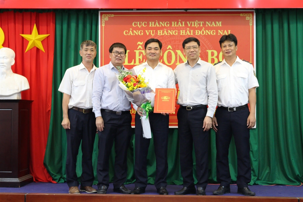 Cục trưởng Cục hàng hải Việt Nam Nguyễn Xuân Sang trao Quyết định bổ nhiệm Giám đốc Cảng vụ Hàng hải Đồng Nai 
